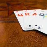 Игроки в блэкджек развивают коммуникативные навыки за столом казино